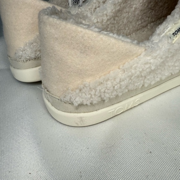 TOMS Off-White Shearling Slip on shoes - Picture 6 of 9